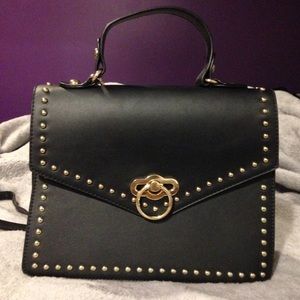 Wear it 3 ways. Black purse